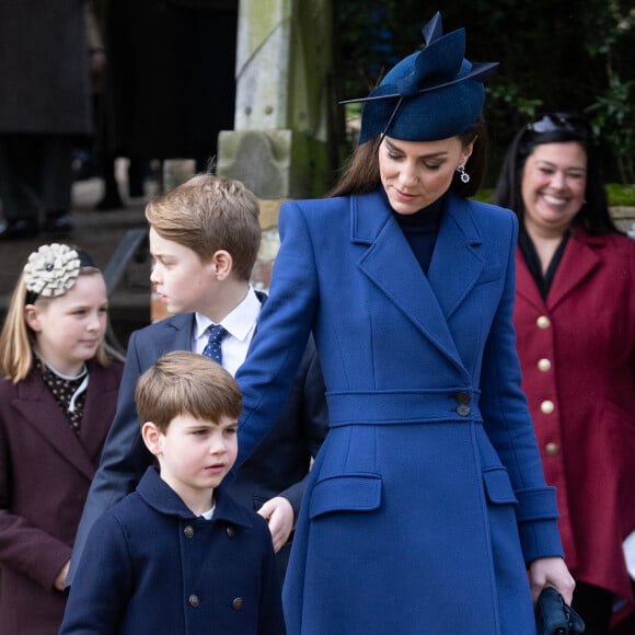 Espérons que le lourd silence qui plane autour du cas de Kate ne camoufle pas une terrible vérité...
Kate Middleton, le prince George de Galles et le prince Louis de Galles - Les membres de la famille royale britannique lors de la messe du matin de Noël en l'église St-Mary Magdalene à Sandringham, le 25 décembre 2023.