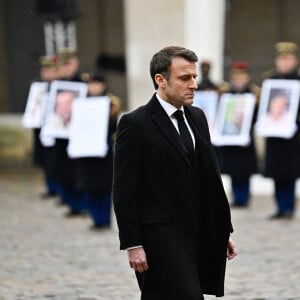 Le président de la République française Emmanuel Macron passe devant les membres de la garde républicaine française qui tiennent les portraits des 42 victimes françaises des attaques terroristes du 7 octobre en Israël - Cérémonie d'hommage national aux victimes françaises des attaques terroristes du 7 octobre en Israël dans la cour d'honneur de l'Hôtel national des Invalides, à Paris, France, le 7 février 2024. Quatre mois jour pour jour après les attentats terroristes qui ont frappé Israël et le peuple israélien et qui ont causé la mort de 42 de nos concitoyens. A ce jour, trois de nos compatriotes demeurent toujours disparus et présumés otages, et la France n'a de cesse d'oeuvrer avec ses partenaires pour leur libération. ©Eric Tschaen/Pool/Bestimage