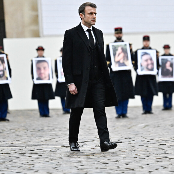 Le président de la République française Emmanuel Macron passe devant les membres de la garde républicaine française qui tiennent les portraits des 42 victimes françaises des attaques terroristes du 7 octobre en Israël - Cérémonie d'hommage national aux victimes françaises des attaques terroristes du 7 octobre en Israël dans la cour d'honneur de l'Hôtel national des Invalides, à Paris, France, le 7 février 2024. Quatre mois jour pour jour après les attentats terroristes qui ont frappé Israël et le peuple israélien et qui ont causé la mort de 42 de nos concitoyens. A ce jour, trois de nos compatriotes demeurent toujours disparus et présumés otages, et la France n'a de cesse d'oeuvrer avec ses partenaires pour leur libération. ©Eric Tschaen/Pool/Bestimage