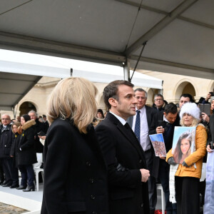 Le président de la République française Emmanuel Macron, sa femme la Première Dame Brigitte Macron avec les membres des familles des victimes françaises des attaques terroristes du 7 octobre en Israël - Cérémonie d'hommage national aux victimes françaises des attaques terroristes du 7 octobre en Israël dans la cour d'honneur de l'Hôtel national des Invalides, à Paris, France, le 7 février 2024. Quatre mois jour pour jour après les attentats terroristes qui ont frappé Israël et le peuple israélien et qui ont causé la mort de 42 de nos concitoyens. A ce jour, trois de nos compatriotes demeurent toujours disparus et présumés otages, et la France n'a de cesse d'oeuvrer avec ses partenaires pour leur libération. ©Eric Tschaen/Pool/Bestimage