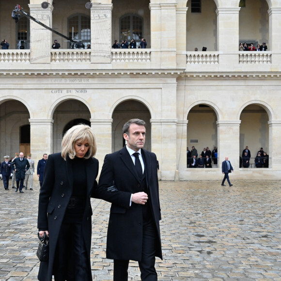 Le président de la République française Emmanuel Macron et sa femme la Première Dame Brigitte Macron - Cérémonie d'hommage national aux victimes françaises des attaques terroristes du 7 octobre en Israël dans la cour d'honneur de l'Hôtel national des Invalides, à Paris, France, le 7 février 2024. Quatre mois jour pour jour après les attentats terroristes qui ont frappé Israël et le peuple israélien et qui ont causé la mort de 42 de nos concitoyens. A ce jour, trois de nos compatriotes demeurent toujours disparus et présumés otages, et la France n'a de cesse d'oeuvrer avec ses partenaires pour leur libération. ©Eric Tschaen/Pool/Bestimage