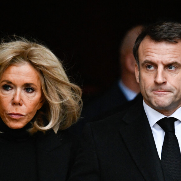 Le président de la République française Emmanuel Macron et sa femme la Première Dame Brigitte Macron - Cérémonie d'hommage national aux victimes françaises des attaques terroristes du 7 octobre en Israël dans la cour d'honneur de l'Hôtel national des Invalides, à Paris, France, le 7 février 2024. Quatre mois jour pour jour après les attentats terroristes qui ont frappé Israël et le peuple israélien et qui ont causé la mort de 42 de nos concitoyens. A ce jour, trois de nos compatriotes demeurent toujours disparus et présumés otages, et la France n'a de cesse d'oeuvrer avec ses partenaires pour leur libération. ©Eric Tschaen/Pool/Bestimage