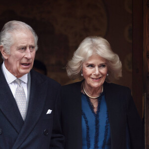 Le roi, aperçu souriant depuis cette nouvelle fracassante, est déjà sous traitement médical et a dévoilé être dans un état d'esprit positif. 
Le roi Charles III d'Angleterre quitte l'hôpital avec la reine consort Camilla après y avoir subi une opération de la prostate. Londres, le 29 janvier 2024. 