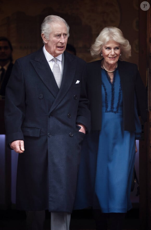 Le roi, aperçu souriant depuis cette nouvelle fracassante, est déjà sous traitement médical et a dévoilé être dans un état d'esprit positif. 
Le roi Charles III d'Angleterre quitte l'hôpital avec la reine consort Camilla après y avoir subi une opération de la prostate. Londres, le 29 janvier 2024. 