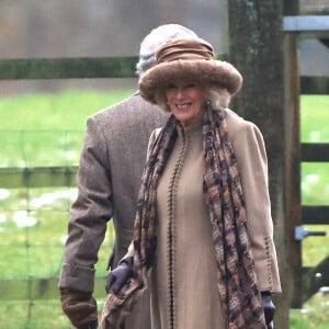 Le roi Charles III d'Angleterre et Camilla Parker Bowles, reine consort d'Angleterre assistent au service du dimanche à l'église Sainte-Marie-Madeleine de Sandringham, Norfolk, Royaume-Uni, le 3 décembre 2023. 