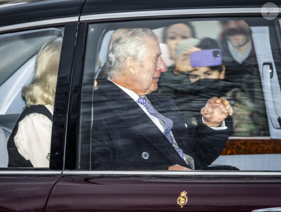 Le roi Charles III d'Angleterre et Camilla Parker Bowles, reine consort d'Angleterre partent en voiture de Clarence House à Londres pour prendre un hélicoptère pour Sandringham, le 6 février 2024.