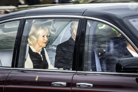 Le roi Charles III d'Angleterre et Camilla Parker Bowles, reine consort d'Angleterre partent en voiture de Clarence House à Londres pour prendre un hélicoptère pour Sandringham, le 6 février 2024.