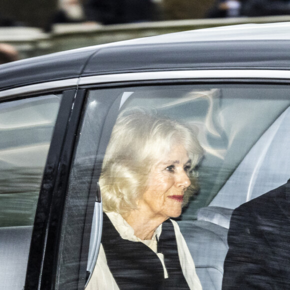 Le roi Charles III d'Angleterre et Camilla Parker Bowles, reine consort d'Angleterre partent en voiture de Clarence House à Londres pour prendre un hélicoptère pour Sandringham, le 6 février 2024.