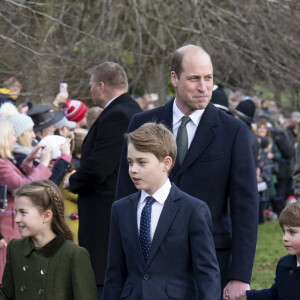 Le prince William, prince de Galles, et Catherine (Kate) Middleton, princesse de Galles, avec leurs enfants le prince George de Galles, la princesse Charlotte de Galles et le prince Louis de Galles à la messe de Noël de Sandringham le 25 décembre 2023