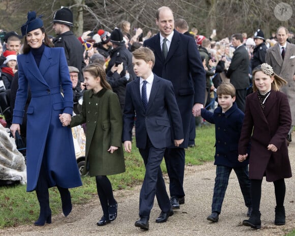 Le prince William, prince de Galles, et Catherine (Kate) Middleton, princesse de Galles, avec leurs enfants le prince George de Galles, la princesse Charlotte de Galles et le prince Louis de Galles à la messe de Noël à Sandringham le 25 décembre 2023