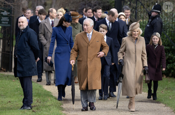 Le roi Charles III d'Angleterre et Camilla Parker Bowles, reine consort d'Angleterre, le prince William, prince de Galles, et Catherine (Kate) Middleton, princesse de Galles, avec leurs enfants le prince George de Galles, la princesse Charlotte de Galles et le prince Louis de Galles à la messe de Noël à Sandringham le 25 décembre 2023