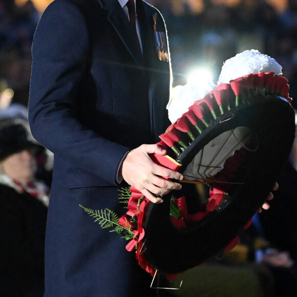 Le prince William, prince de Galles, assiste au service de l'aube au Mémorial australien à Hyde Park Corner. Le service de l'aube à Wellington Arch comprend des lectures, le Last Post, un moment de silence, un réveil et des hymnes nationaux. Des couronnes ont également été déposées par le prince de Galles et les hauts-commissaires australien et néo-zélandais. Le service se terminera ensuite par la signature du livre du souvenir par le Prince tandis que la musique est jouée sur un didgeridoo. Une waiata (chanson) maorie sera également interprétée par Ngāti Rānana, basée à Londres. 