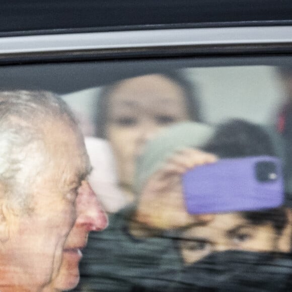 Le roi Charles III d'Angleterre et Camilla Parker Bowles, reine consort d'Angleterre partent en voiture de Clarence House à Londres pour prendre un hélicoptère pour Sandringham, le 6 février 2024. Le fils du roi Charles III, le prince Harry, est arrivé à Londres à midi après le diagnostic de cancer de son père. 