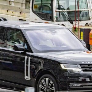 Le prince Harry est de retour au Royaume-Uni pour être aux côtés de son père le roi Charles III, , suite à l'annonce de son cancer par le Palais de Buckingham. Le duc de Sussex a quitté l'aéroport international de Los Angeles hier soir et est arrivé à Londres aujourd'hui vers midi, le 6 février 2024. Il est en route pour être avec son père, qui se trouve actuellement à Clarence House. 