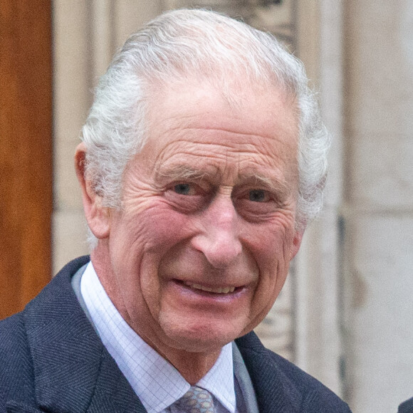 Le roi Charles est-il moins malade que prévu ? 
Le roi Charles III d'Angleterre quitte la London Clinic à Londres, Royaume Uni, où le roi Charles avait subi une intervention pour une hypertrophie de la prostate. © Tayfun Salci/ZUMA Press/Bestimage 