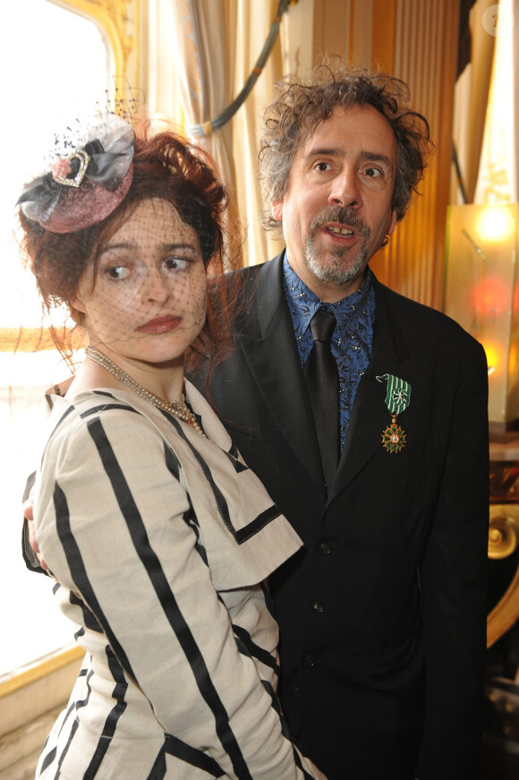 Tim Burton décoré par le ministre de la Culture Frédéric Mitterrand le 15 mars 2010 à Paris, ici avec sa compagne Helena Bonham Carter
