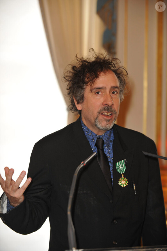 Tim Burton décoré par le ministre de la Culture Frédéric Mitterrand le 15 mars 2010 à Paris