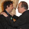 Tim Burton décoré par le ministre de la Culture Frédéric Mitterrand le 15 mars 2010 à Paris