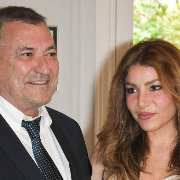 Exclusif - Jean-Marie Bigard, sa femme Lola Marois et leurs enfants Bella et Jules - Jean-Marie Bigard et Lola Marois lors de la cérémonie oecuménique à l'occasion du renouvellement de leurs voeux pour leur 10 ans de mariage. Le 27 mai 2021 © Coadic Guirec / Bestimage 