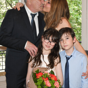 Exclusif - Jean-Marie Bigard, sa femme Lola Marois et leurs enfants Bella et Jules - Jean-Marie Bigard et Lola Marois lors de la cérémonie oecuménique à l'occasion du renouvellement de leurs voeux pour leur 10 ans de mariage. Le 27 mai 2021 © Coadic Guirec / Bestimage 
