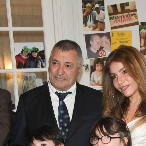 Exclusif - Jean-Marie Bigard, sa femme Lola Marois et leurs enfants Bella et Jules - Jean-Marie Bigard et Lola Marois lors de la cérémonie oecuménique à l'occasion du renouvellement de leurs voeux pour leur 10 ans de mariage. Le 27 mai 2021 © Coadic Guirec / Bestimage 