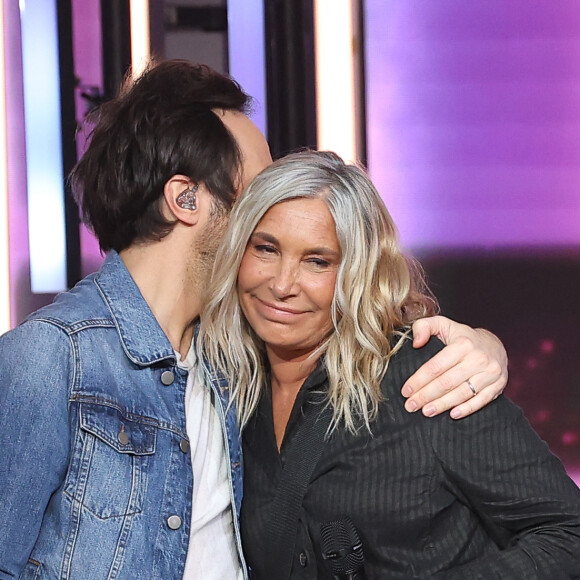 L'ambiance entre les coachs est toujours au beau fixe comme l'a confié Zazie. 
Vianney et Zazie - Les personnalités se mobilisent lors de la 37ème édition du Téléthon sur le plateau de France 2, avec pour parrain Vianney. Le 8 décembre 2023. © Coadic Guirec / Bestimage