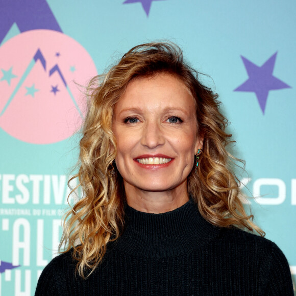 Elle lui a rappelé que ce n'était pas une chasse aux sorcières mais aux "violeurs et criminels".
Alexandra Lamy au photocall des arrivées de la cérémonie de clôture du 27ème Festival International du Film de Comédie de l'Alpe d'Huez, France, le 20 janvier 2024. © Dominique Jacovides/Bestimage
