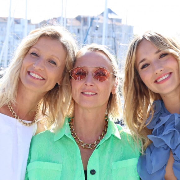 Alexandra Lamy, Audrey Lamy et Chloé Jouannet lors du photocall de la série "Killer Coaster" lors de la 25ème édition du Festival de la fiction de la Rochelle, France, le 13 septembre 2023. © Denis Guignebourg/BestImage 