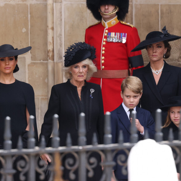 Meghan Markle, duchesse de Sussex, la reine consort Camilla Parker Bowles, le prince George, la princesse Charlotte et Kate Catherine Middleton, princesse de Galles - Sorties du service funéraire à l'Abbaye de Westminster pour les funérailles d'Etat de la reine Elizabeth II d'Angleterre le 19 septembre 2022. 