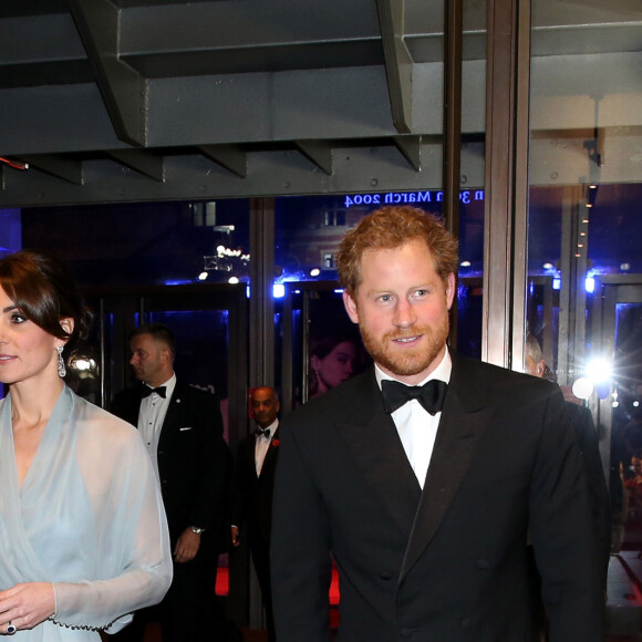 Meghan n'aurait pas vu d'un très bon oeil la relation quasi-fraternelle qu'entretenaient Harry et Kate 
Le prince William, duc de Cambridge, Catherine Kate Middleton, la duchesse de Cambridge, le prince Harry - Première mondiale du nouveau James Bond "Spectre" au Royal Albert Hall à Londres le 26 octobre 2015. 