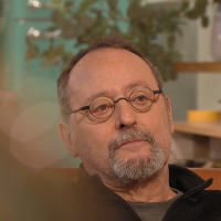 VIDÉO Jean Reno ému aux larmes en évoquant sa mère, décédée quand il avait 17 ans : "Elle aurait été fière"