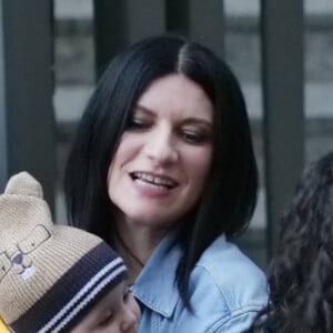 Laura Pausini arrive à Bergame, où elle est acclamée par tous ses fans. Le 23 mars 2023.