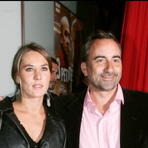 Mathilde Seigner et Antoine Duléry à l'avant-première du film "Trois petites filles" à Paris le 22 septembre 2004.