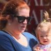 Lisa-Marie Presley porte l'une de ses jumelles et affiche une nouvelle couleur rousse lors d'une promenade à Los Angeles