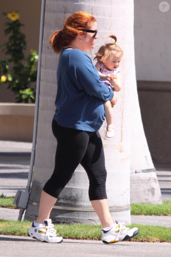 Lisa-Marie Presley porte l'une de ses jumelles et affiche une nouvelle couleur rousse lors d'une promenade à Los Angeles