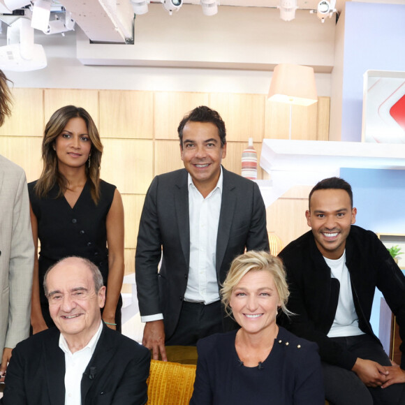 En septembre 2023, elle avait rejoijnt l'équipe de "C à vous"
Exclusif - Bertrand Chameroy, Aurélie Casse, Patrick Cohen, Mohamed Bouhafsi, Lorrain Sénéchal, Pierre Lescure, Anne-Élisabeth Lemoine, Emilie Tran Nguyen - L'équipe de la nouvelle saison de l'émission "C à Vous" le 7 septembre 2023. © Dominique Jacovides / Bestimage 