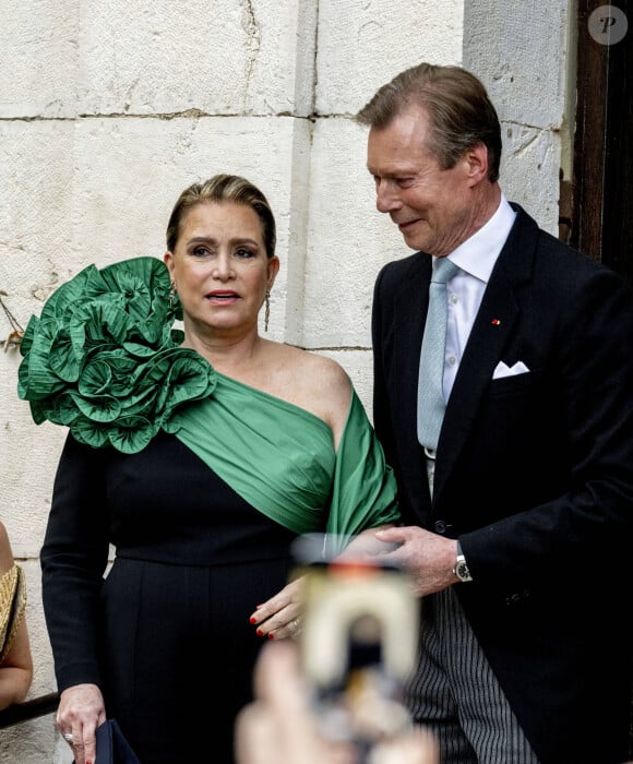 Le grand-duc Henri et la grande-duchesse Maria Teresa sont mariés depuis de nombreuses années. 
Grand-Duc Henri, Grande-Duchesse Maria Teresa - Mariage de la princesse Alexandra de Luxembourg et Nicolas Bagory à l'église Saint-Trophyme de Bormes-les-Mimosas. 