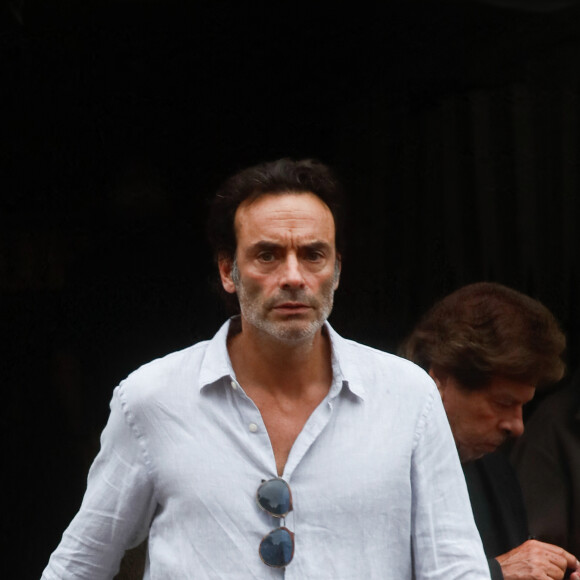 Anthony Delon - Sorties de la messe à l'intention de Pierre Cornette de Saint-Cyr en l'église Saint-Germain-des-Près à Paris. Le 12 septembre 2023