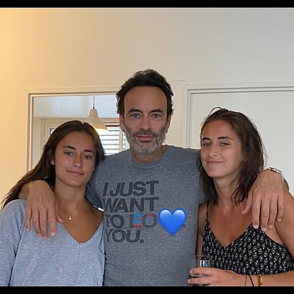 "I just want to love you" [je veux juste vous aimer, en français] peut-on lire sur le tee-shirt de l'acteur
Anthony Delon entouré de ses filles Loup et Liv