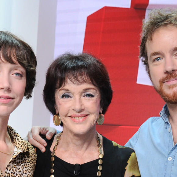 Et doit regretter son interview...
Exclusif - Anny Duperey entouree par ses enfants Sara Giraudeau et Gaël Giraudeau - Enregistrement de l'émission Vivement dimanche au studio Gabriel, présentée par M.Drucker et diffusée sur France 3 le 15 octobre 2023. © Guillaume Gaffiot / Bestimage