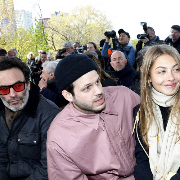Anthony Delon, Alessandro Belmondo, Stella Belmondo et Victor Belmondo - Inauguration de "La promenade Jean-Paul Belmondo" au terre-plein central du pont de Bir-Hakeim, ouvrage public communal situé sous le viaduc du métro aérien, à Paris (15e, 16e) le 12 avril 2023. © Cyril Moreau/Bestimage