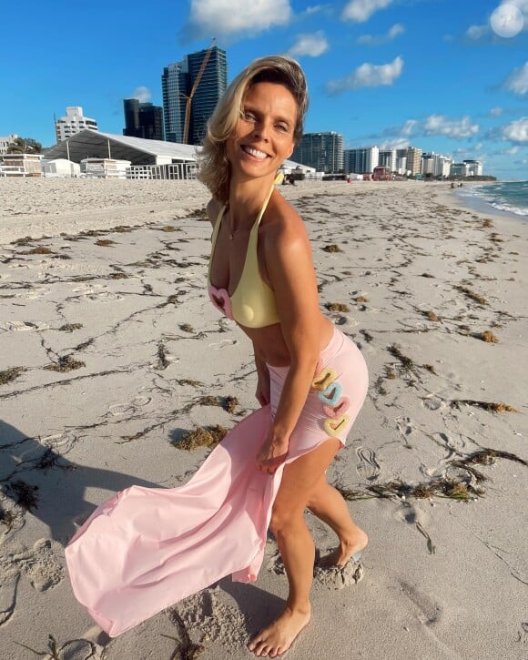 Des internautes ont alors jugé bon de la critiquer
Sylvie Tellier sublime à la plage, en bikini, à Miami, février 2024