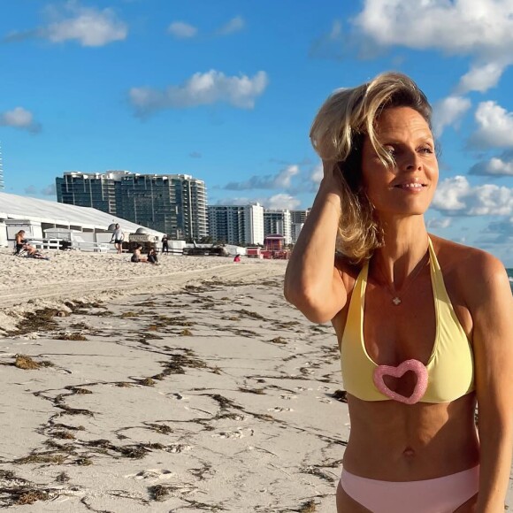 Pas de quoi déprimer la principale intéressée
Sylvie Tellier sublime à la plage, en bikini, à Miami, février 2024