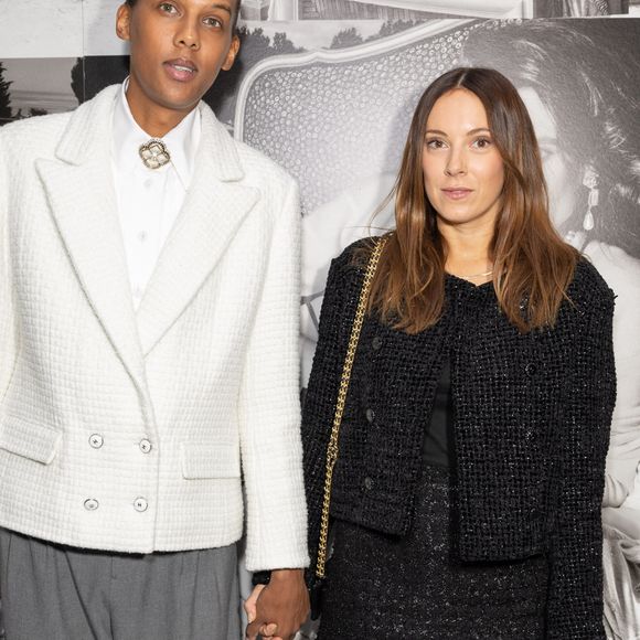 Le chanteur Stromae (Paul van Haver) et sa femme Coralie Barbier - Photocall au défilé Chanel Collection Femme Prêt-à-porter Printemps/Eté 2023 lors de la Fashion Week de Paris (PFW), France, le 4 octobre 2022. © Olivier Borde/Bestimage 