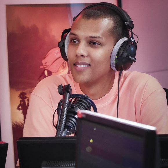 Ce dernier se fait très discret.
Exclusif - Stromae - Emission "Le Morning Sans Filtre" sur Virgin Radio diffusé en direct de 6h à 9h30, Paris le 29 septembre 2022. © Jack Tribeca / Bestimage 