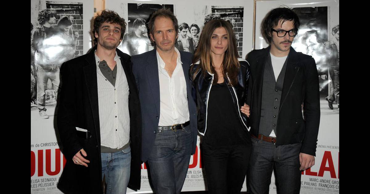 L Equipe Du Film Lors De L Avant Premiere Du Bus Palladium Le 15 Mars 2010 Purepeople