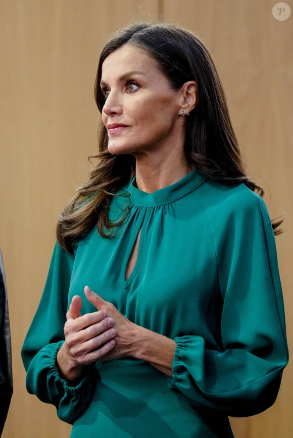 La reine Letizia d'Espagne lors de l'annonce du lauréat du "Prix Fondation Princesse de Gérone 2024" dans la catégorie "Arts" au Centre des arts scéniques et de la musique (CAEM) à Salamanque le 20 février 2024. 