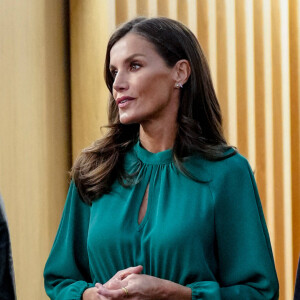 Letizia d'Espagne a fait une apparition dans une superbe robe verte.
La reine Letizia d'Espagne lors de l'annonce du lauréat du "Prix Fondation Princesse de Gérone" dans la catégorie "Arts" au Centre des arts scéniques et de la musique (CAEM) à Salamanque. 