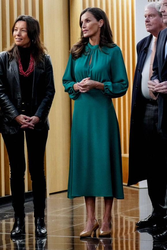 Letizia d'Espagne a fait une apparition dans une superbe robe verte.
La reine Letizia d'Espagne lors de l'annonce du lauréat du "Prix Fondation Princesse de Gérone" dans la catégorie "Arts" au Centre des arts scéniques et de la musique (CAEM) à Salamanque. 