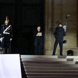 Le chanteur Patrick Bruel lit la dernière lettre du résistant Manouchian à sa femme lors d'une cérémonie d'État pour l'intronisation de Missak Manouchian et de sa femme Mélinee au Panthéon à Paris, France, le 21 février 2024. © Dominique Jacovides/Bestimage